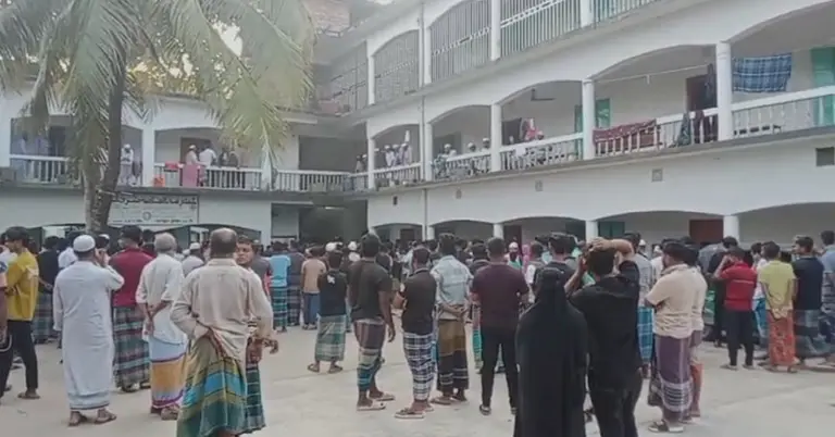 ঘটনাস্থলে স্থানীয়দের ভিড়